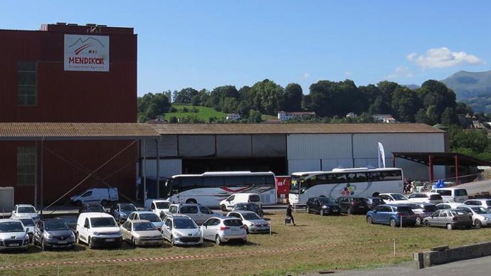 La forte participation des adhérents à ces festivités, notamment à la visite de l’usine d’aliments d’Ispoure, confirme cette proximité territoriale qui fait la force de Mendikoa. © N. SAVIN